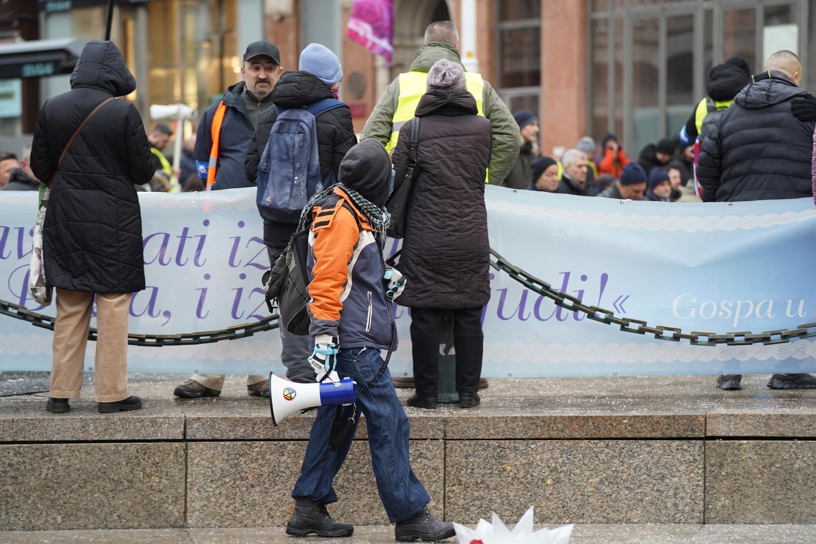 4.1.2025., Zagreb - Kao i svake prve subote u mjesecu, na Trgu bana Josipa Jelačića okupili su se molitelji s jedne strane i prosvjednici sa druge. Photo: Patricija Flikac/PIXSELL