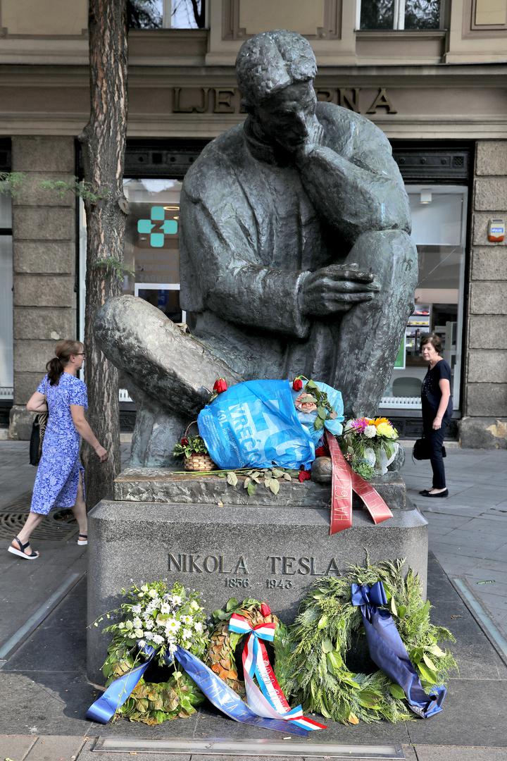 Ondje je u ponedjeljak ujutro, povodom obljetnice njegova rođenja položeno cvijeće