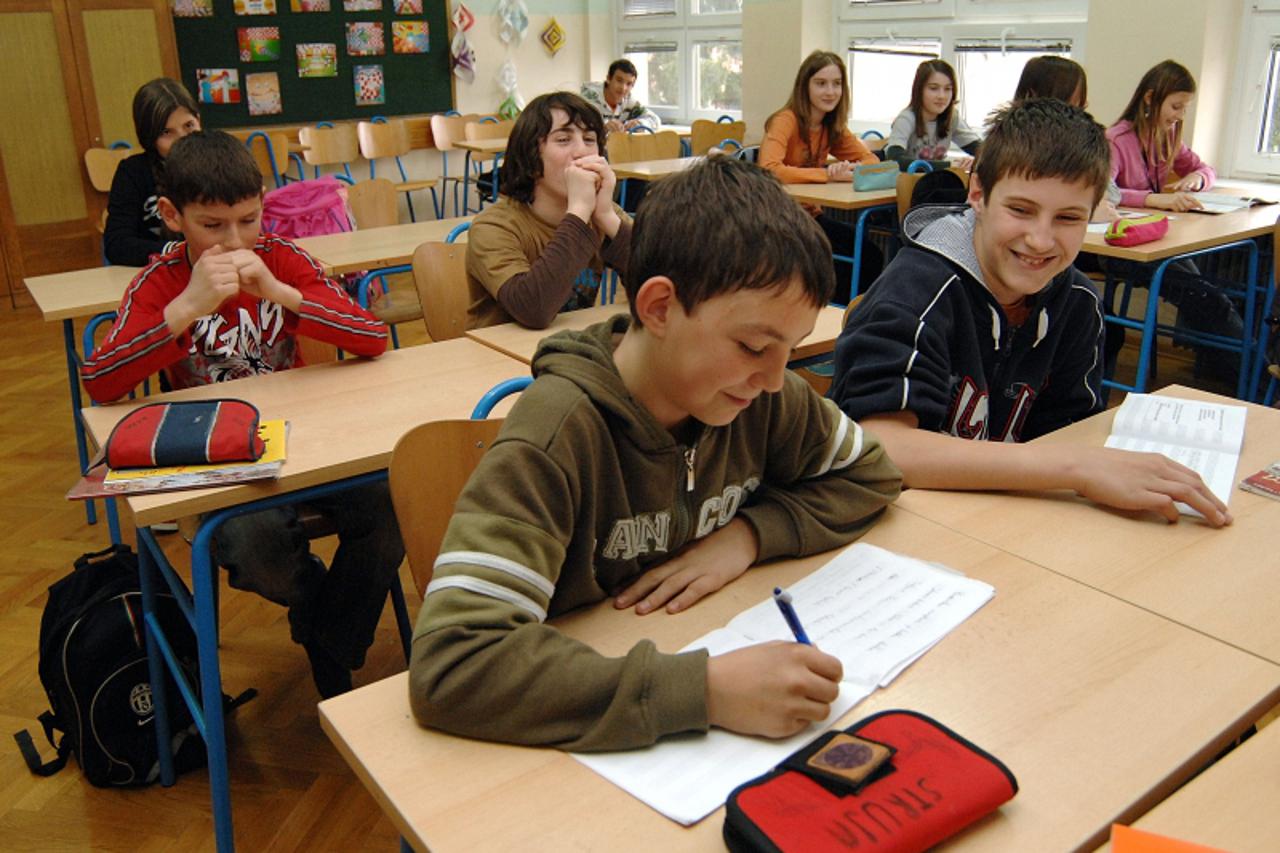 'UNUTARNJA- 01.04.09., Podturen, Hrvatska- Osnovna skola Podturen protive koje je podignuta tuzba zbog segregacije romskih ucenika. Mjesoviti razred. Photo: Vjeran Zganec-Rogulja/Vecernji list'