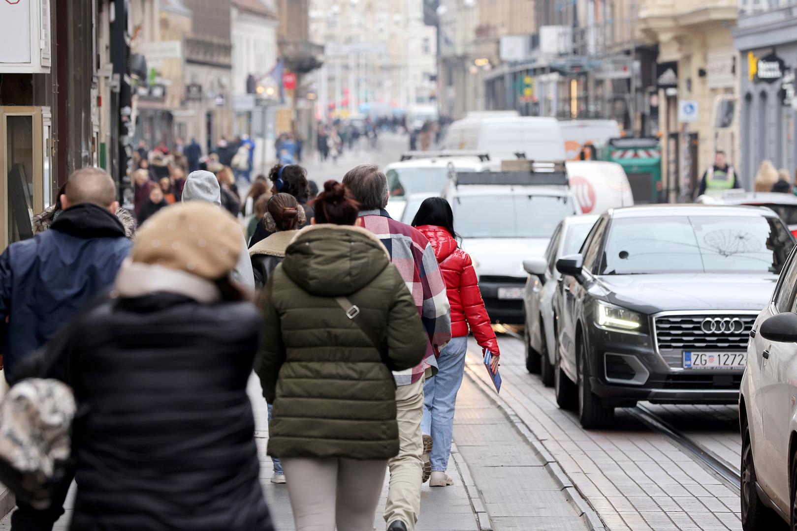 22.12.2023., Zagreb - Zadnjeg radnog dana pred blagdanski produzeni vikend stanje u centru grada je kaoticno, kako u pjesackim zonama tako i u automobilskom i javnom prometu. Za sve one koji niti ove godine nisu uspjeli panirati sve obveze prije guzvi savjet je da cuvaju zivce i iduce godine vise pozornosti posvete planiranju. Photo: Patrik Macek/PIXSELL