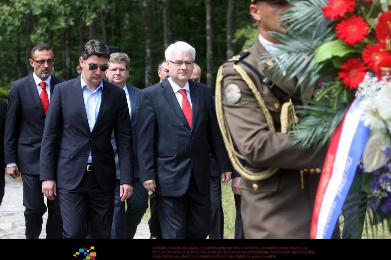 '22.06.2012., Sisak - Svecanost obiljezavanja Dana antifasisticke borbe i 67. obljetnice pobjede nad fasizmom u sumi Brezovica. Zoran Milanovic i Ivo Josipovic polozili vijenac ispred spomenika prvom 