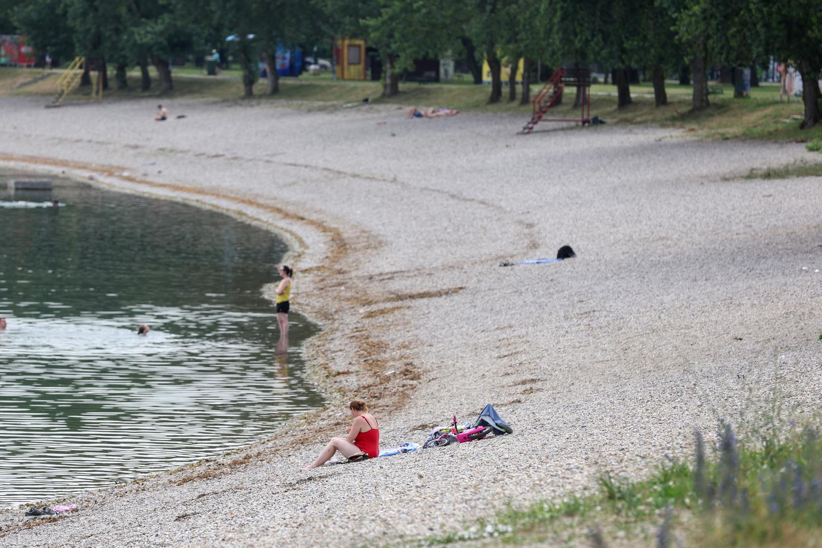 23.06.2022., Zagreb - Tek rijetki rekreativci i kupaci potrazili su spas od vrucine na jezeru Jarun. Photo: Igor Kralj/PIXSELL