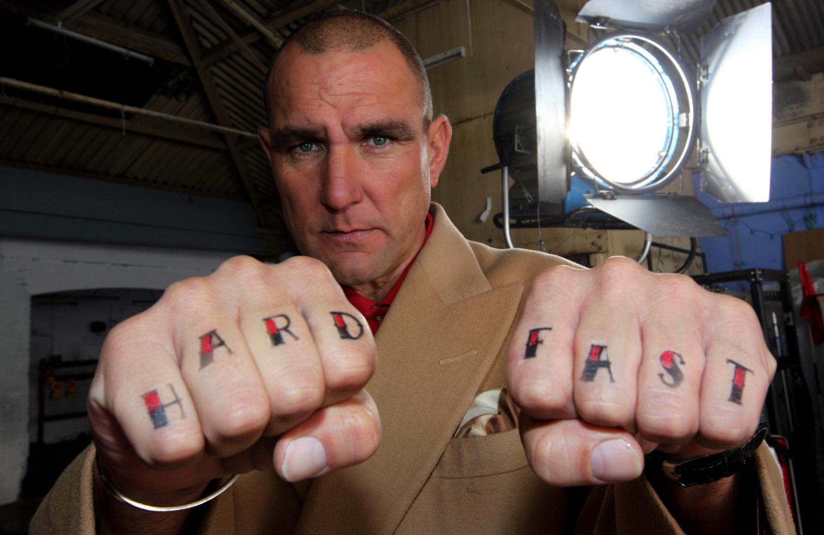 Vinnie Jones imao je istaknutu nogometnu karijeru u Engleskoj kao defenzivni veznjak poznat po svojoj nasilnoj igri. Njegova reputacija na terenu otvorila mu je vrata filmske industrije. Osvojio je nagrade poput Empire Award za najboljeg glumca debitanta i Empire Award za najboljeg britanskog glumca, igrajući značajne uloge u različitim filmovima.