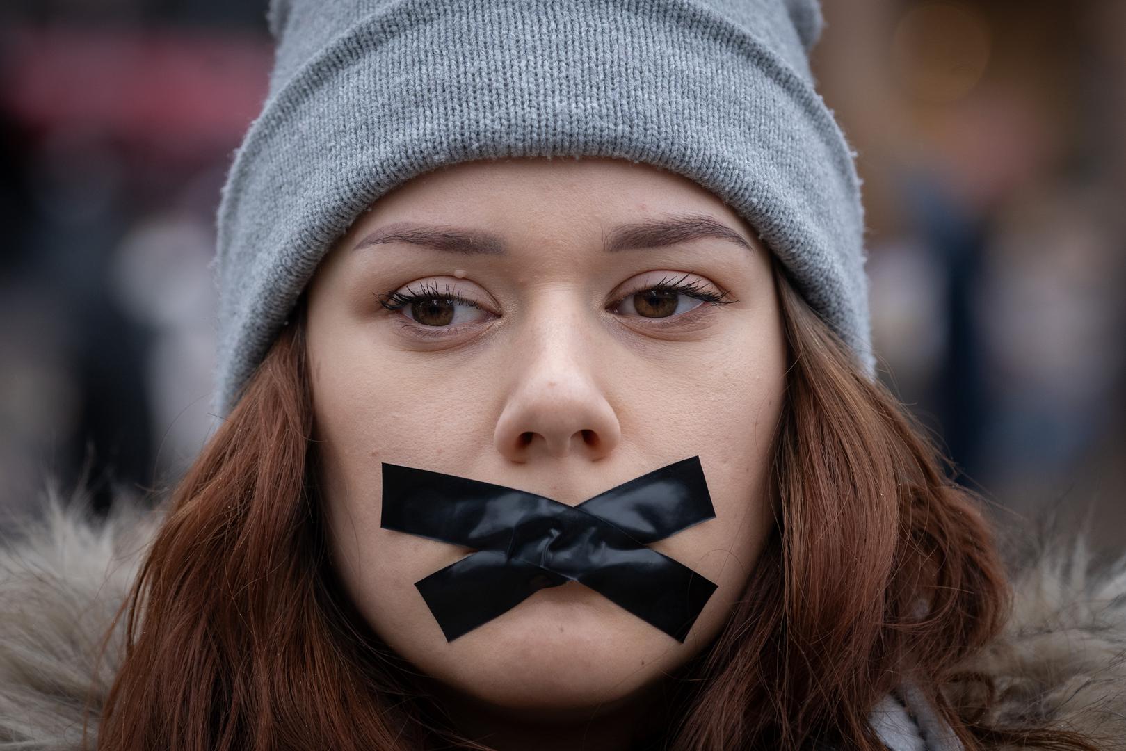 Aktivisti su svezanih ruku i s trakama preko usta, uz potresne fotografije i veliki transparent, stali u borbu za prava životinja te ukazali na nepravdu koju životinje svakodnevno proživljavaju.