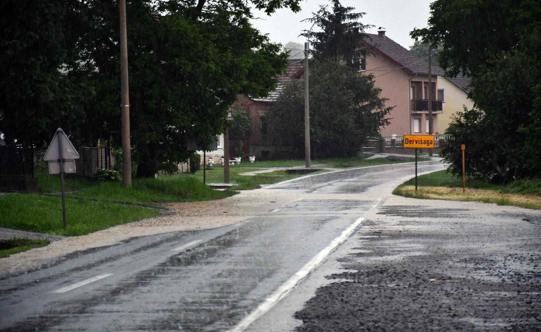 08.06.2023., Pozega - Snazno nevrijeme zahvatilo Pozestinu i grad Pozegu. Obilan pljusak oko 18 sati zamracio je nebo, upalila se javna rasvjeta, a velika kolicina vode preplavila je prometnice i napravila prometni kolaps na vise mjesta u gradu.  U Osjeckoj ulici u Pozegi voda je prekrila prometnicu, tako da su neki automobili ostali zarobljeni. Policija i vatrogasci su na terenu, a promet se preusmjerava.  Photo: Ivica Galovic/PIXSELL