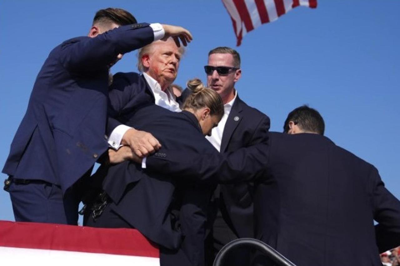 Photoflash | Trump escorted off stage during Pennsylvania Rally after loud noises rang out in crowd