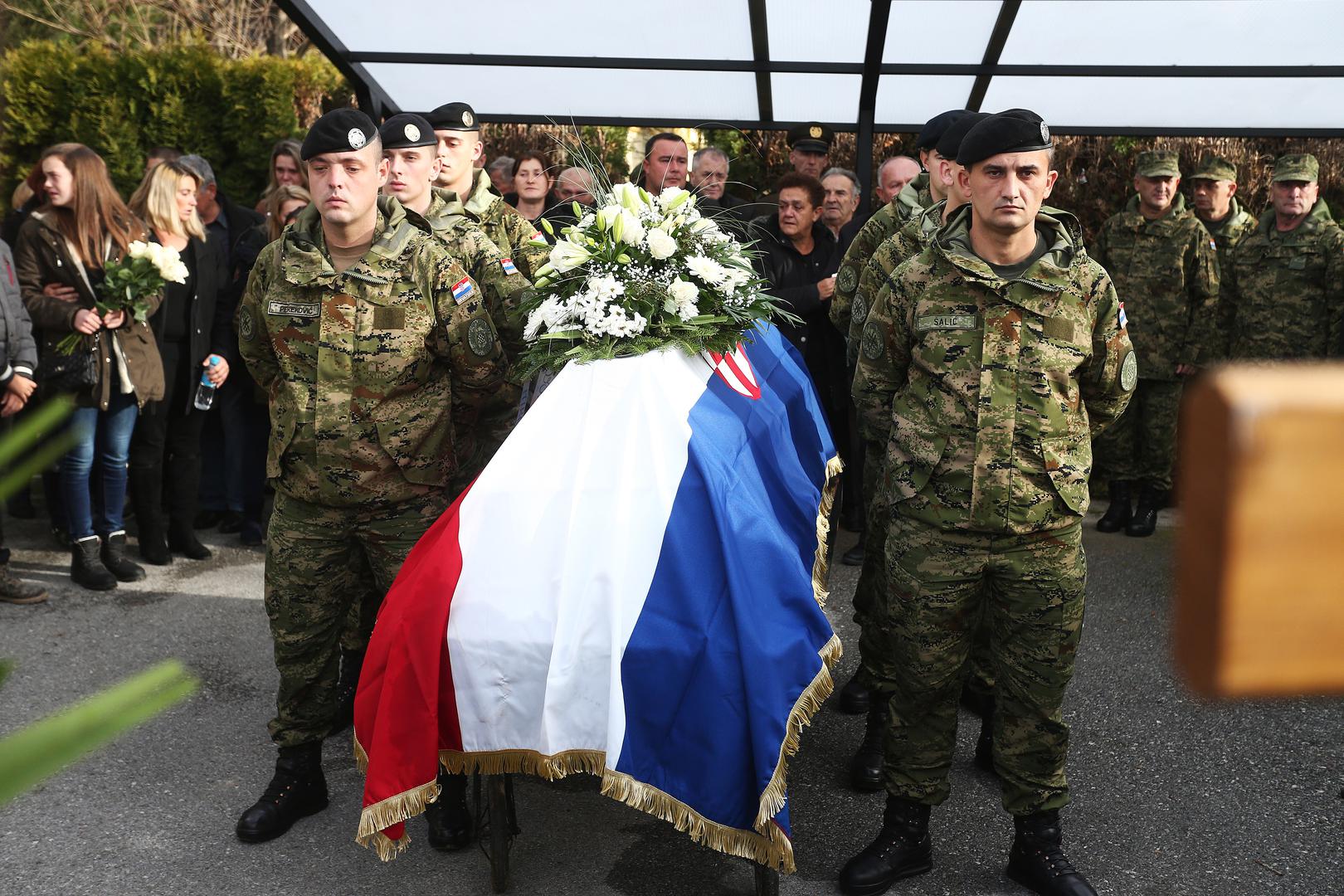 Uz obitelj preminulog pripadnika dočeku su nazočili i potpredsjednik Vlade i ministar obrane Damir Krstičević, načelnik Glavnog stožera OS RH general zbora Mirko Šundov sa suradnicima, zapovjednik 1. mehanizirane bojne „Tigrovi“ bojnik Mario Mlinarić, počasni vod od 40 pripadnika bojne „Tigrovi“ te pet pripadnika Oružanih snaga Republike Litve, četiri pripadnika posade litavskog zrakoplovstva i četiri pripadnika 1. hrvatskog kontingenta u NATO aktivnosti eFP u Republici Litvi.