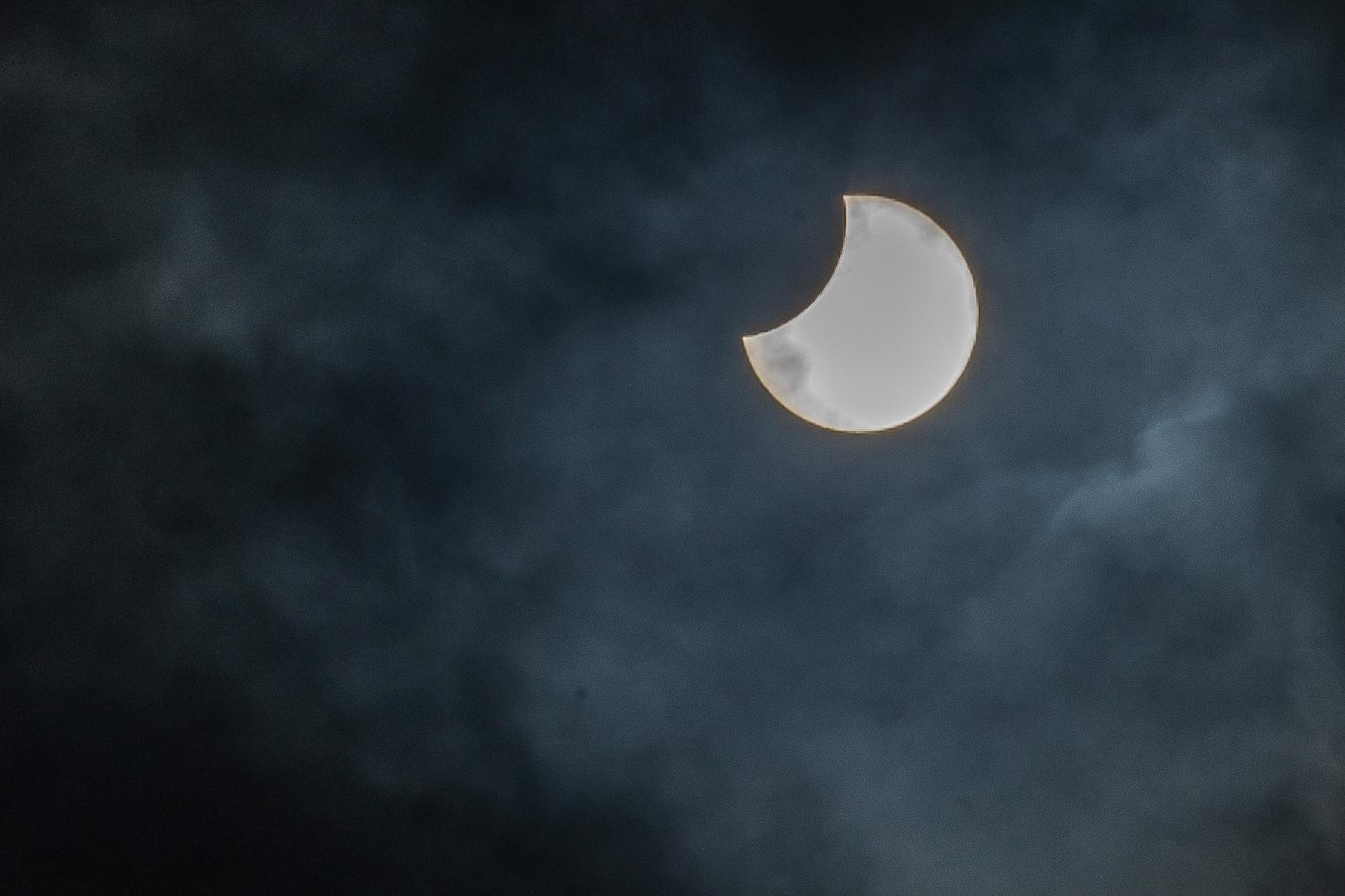 Potreban je zaštitni filter, a jedino sigurno priručno sredstvo za promatranje još može biti staklo za varenje, naveli su iz Hrvatskog astronomskog društva.