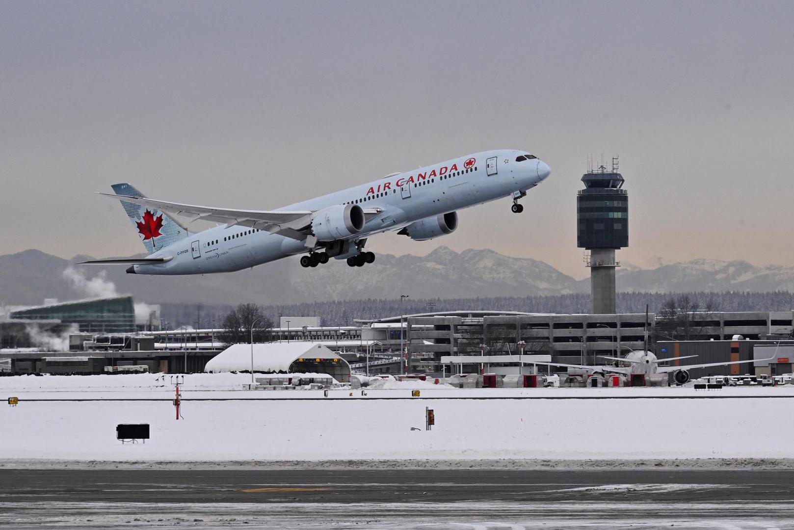 An Air Canada plane takes off following a snow storm at Vancouver International Airport in Richmond, British Columbia, Canada December 22, 2022.  REUTERS/Jennifer Gauthier Photo: JENNIFER GAUTHIER/REUTERS