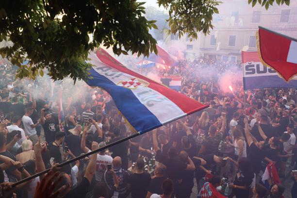 Rijeke ljudi dolaze u Imotski na prvi Thompsonov samostalni koncert nakon  dvije godine: 'Pjesma odjekuje sa svih zvučnika' - Večernji.hr