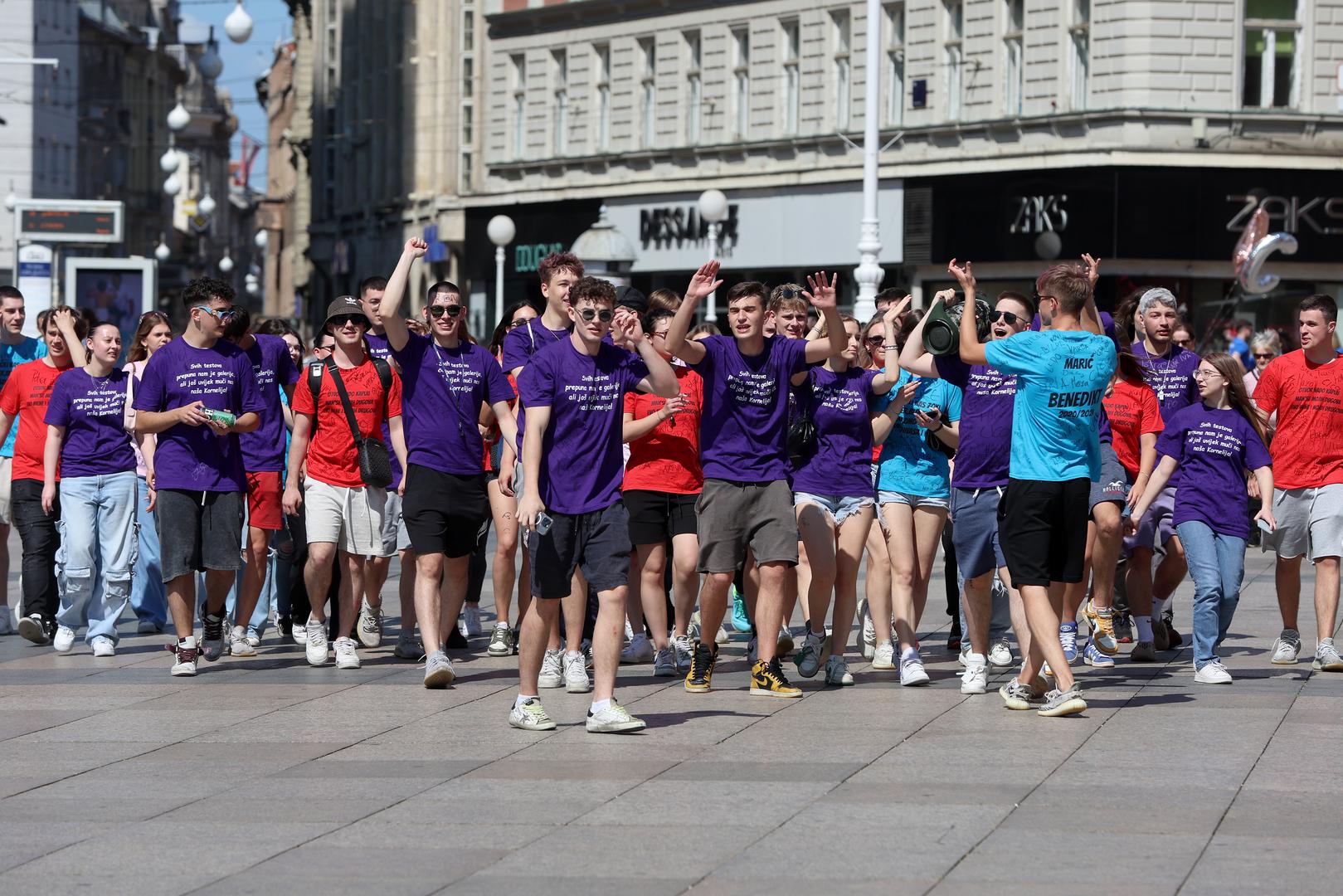 24.05.2024., Zagreb - Zagrebacki maturanti okupljaju se na Trgu bana Josipa Jelacica od kuda ce u povorci krenuti prema Bundeku gdje ce obiljeziti zavrsetak srednjoskolskog obrazovanja. Photo: Sanjin Strukic/PIXSELL