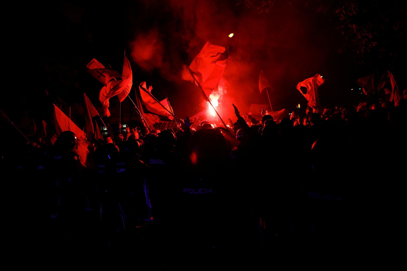 People take part in a protest near to Spain's Socialists Party (PSOE) headquarters, following acting PM Pedro Sanchez negotiations for granting an amnesty to people involved with Catalonia's failed 2017 independence bid in Madrid, Spain, November 6, 2023. REUTERS/Juan Medina Photo: JUAN MEDINA/REUTERS