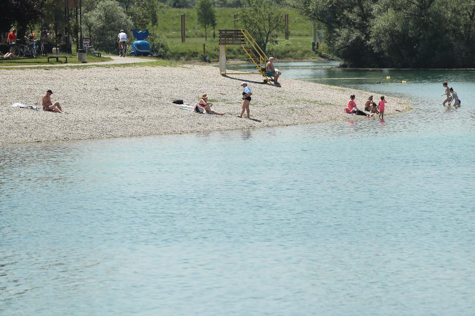 Zagreb: Građani iskoristili praznik za boravak na Jarunu uz kupanje, sunčanje i roštilj