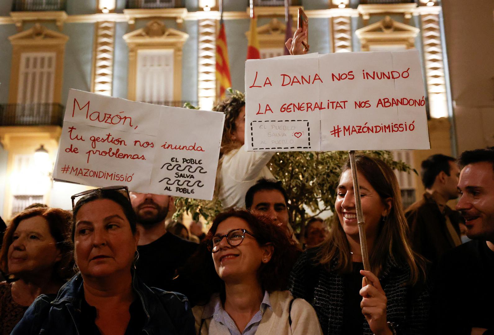 People hold placards as civil groups and unions protest against Valencia's regional leader Carlos Mazon and the management of the emergency response to the deadly floods in eastern Spain, in Valencia, Spain, November 9, 2024. REUTERS/Eva Manez Photo: Eva Manez/REUTERS