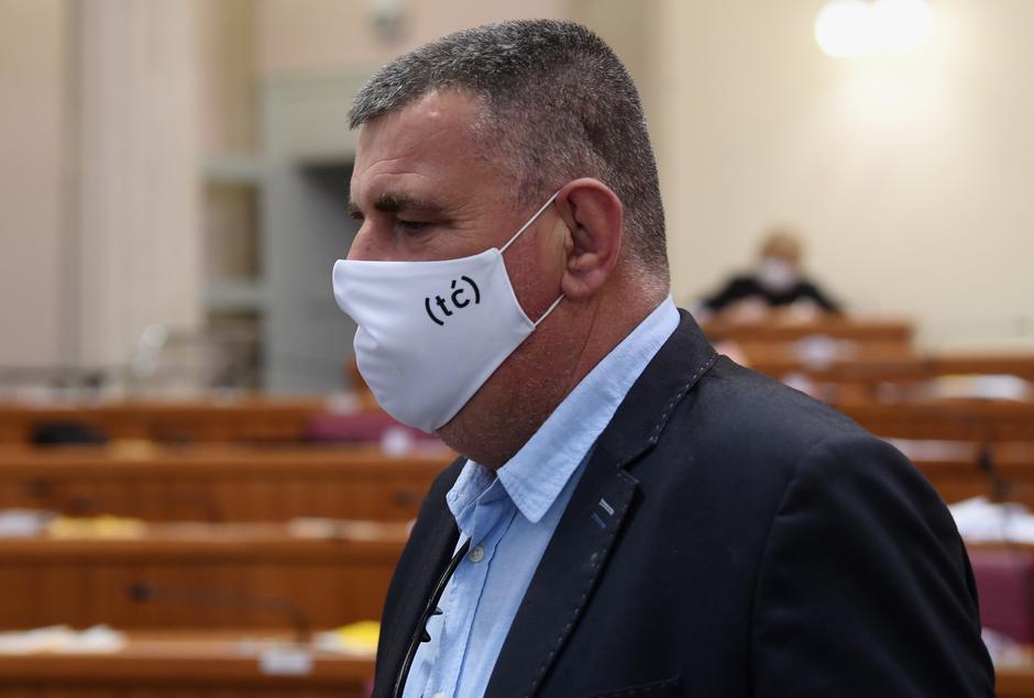 Zagreb: Saborski zastupnici Mosta u Sabor došli s maskama na kojima piše "tć"