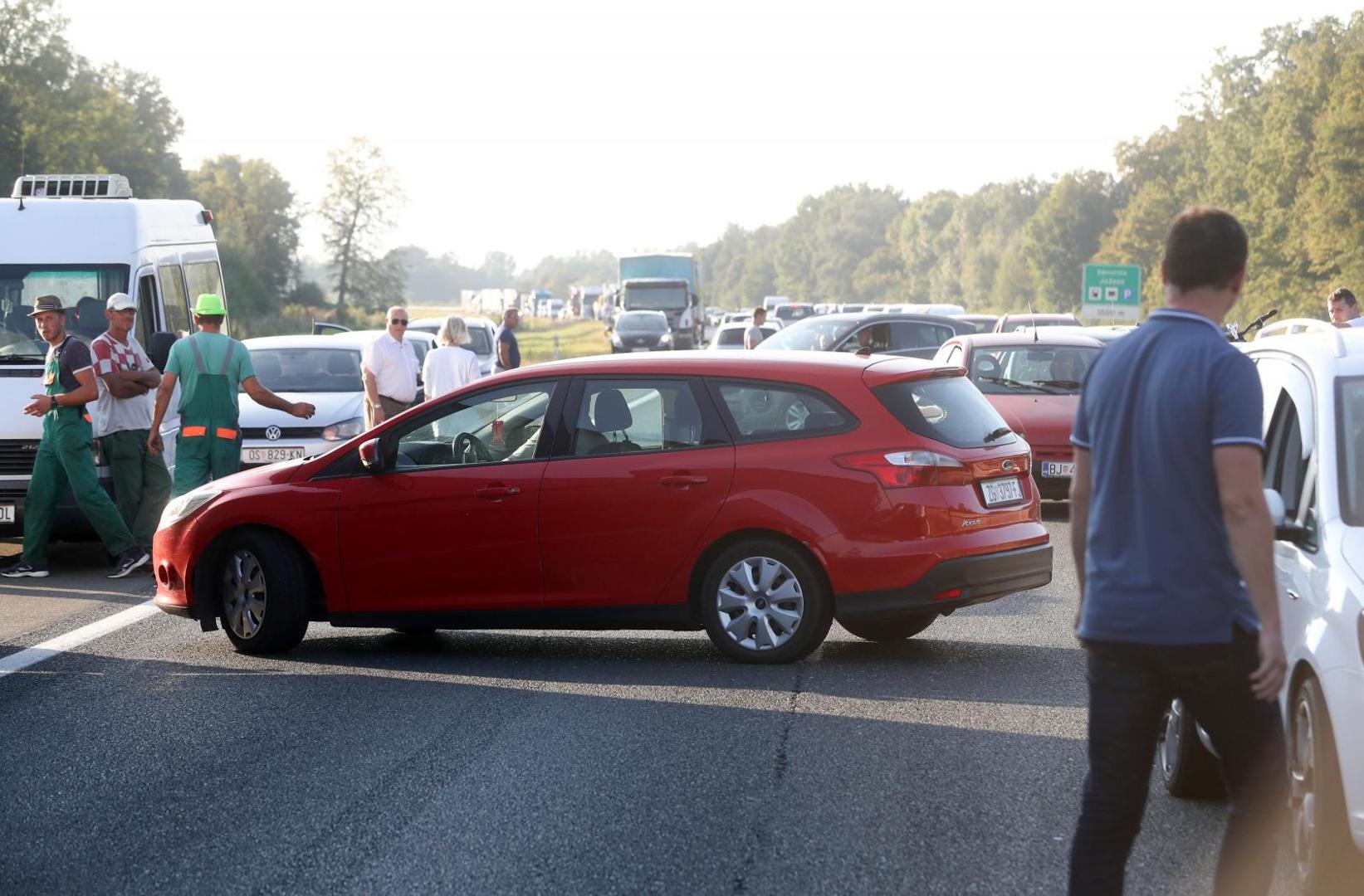 09.09.2020., Zagreb - U prometnoj nesreci na autocesti A3 kod odmorista Jezevo sudjelovalo je nekoliko vozila. Dvoje ljudi je poginulo, a policijski ocevid je u tijeku. Photo: Zeljko Lukunic/PIXSELL