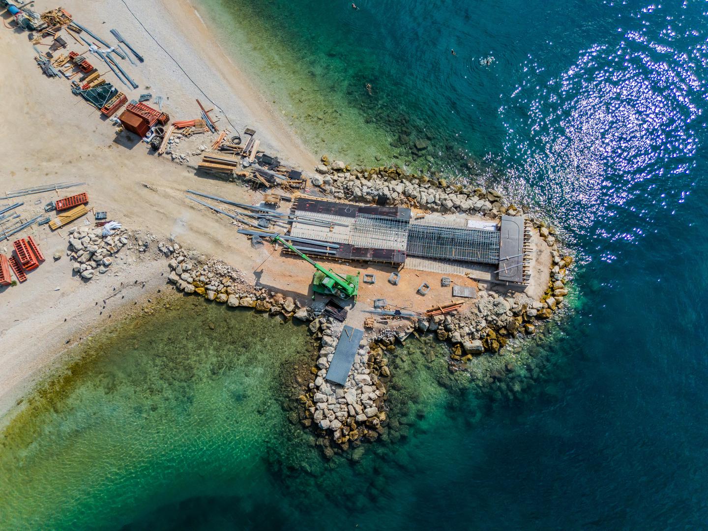 Na Žnjanu će, kako je najavljeno, svoje mjesto naći i brojni javni sadržaji poput šetnice, biciklističkih staza, uređenih plaža sa skakaonicom, dječja i sportska igrališta, amfiteatar za kulturna i glazbena događanja, ugostiteljsko-turistički i razni popratni sadržaji za građane i posjetitelje. 