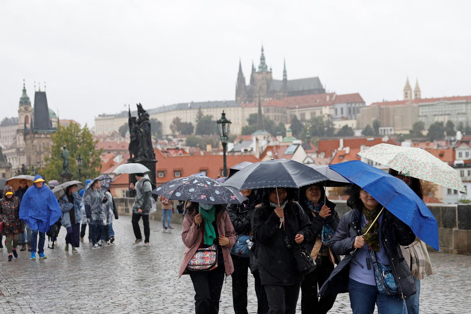 People walk across the medieval Charles Bridge during a rainstorm in Prague, Czech Republic, September 13, 2024. REUTERS/David W Cerny Photo: DAVID W CERNY/REUTERS