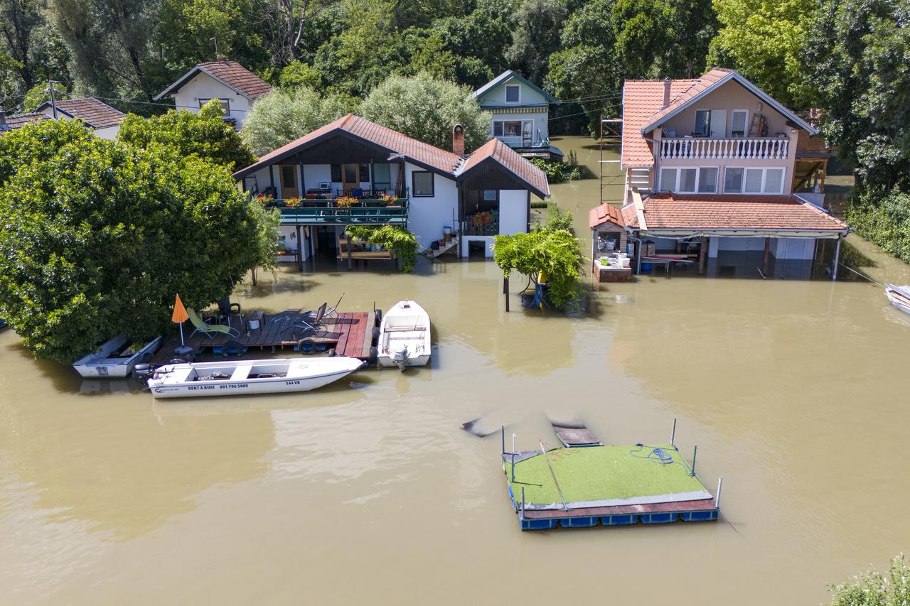 Pogled iz zraka na Batinu gdje vlasnici kuća na Zelenom otoku očekuju vrhunac vodnog vala
