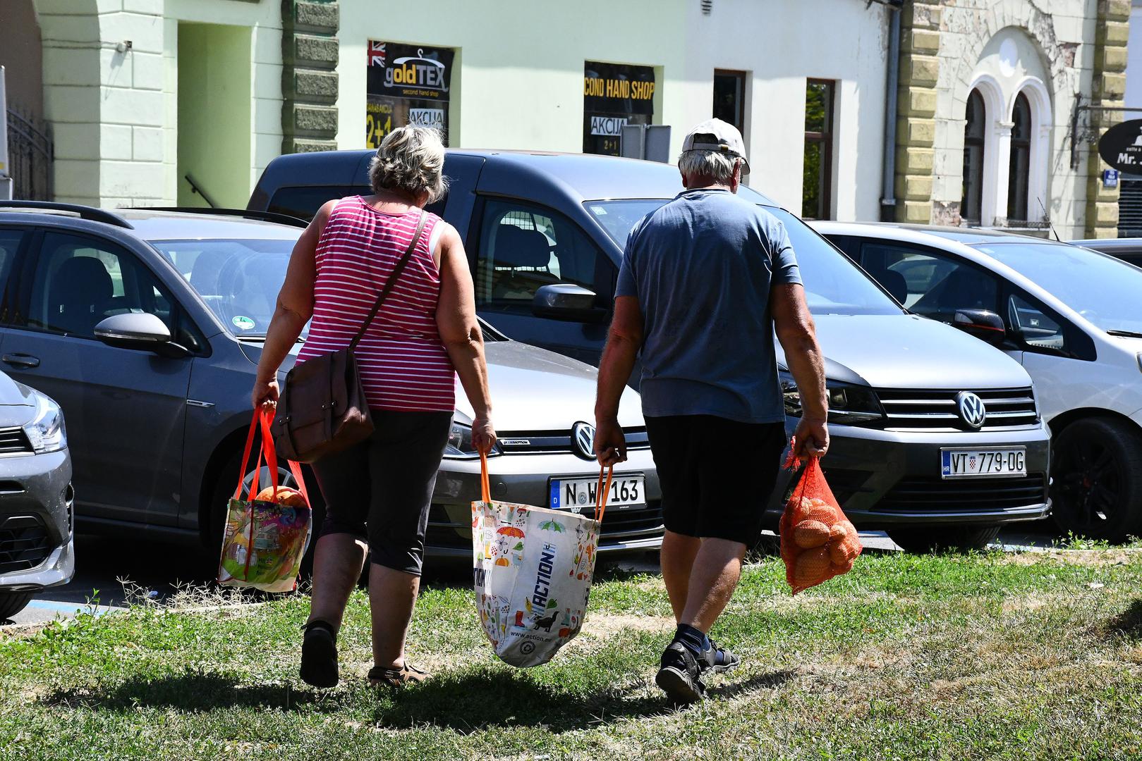 01.08.2024., Virovitica - Podravski povrtlari besplatno su od 14 sati na virovitickom Trgu kralja Tomislava dijelili povrce zainteresiranim gradjanima u znak protesta zbog nerjesavanja problema s nelojalnom konkurencijom, odnosno privilegiranja uvoznog povrca na trzistu. Photo: Ivica Galovic/PIXSELL