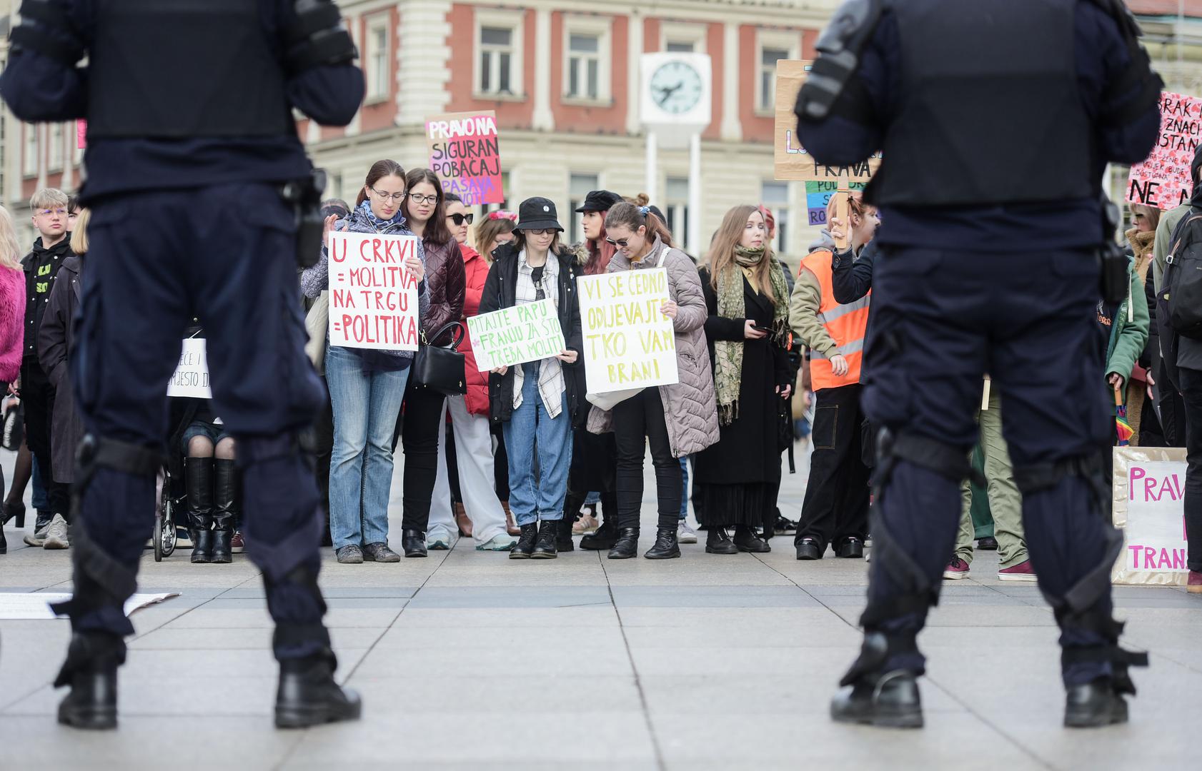 04.03.2023., Zagreb - Prosvjednici udruge "Ustani za slobodu" bukom su pokusali nadglasati muskarce koji su bili u molitvi krunice. Molitelje nisu smetali te nije bilo nikakvih incidenata. Photo: Neva Zganec/PIXSELL