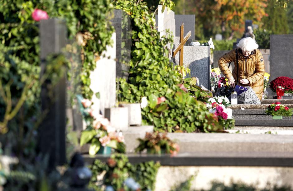 Građani obilaze zagrebačko groblje Mirogoj povodom blagdana Svih svetih