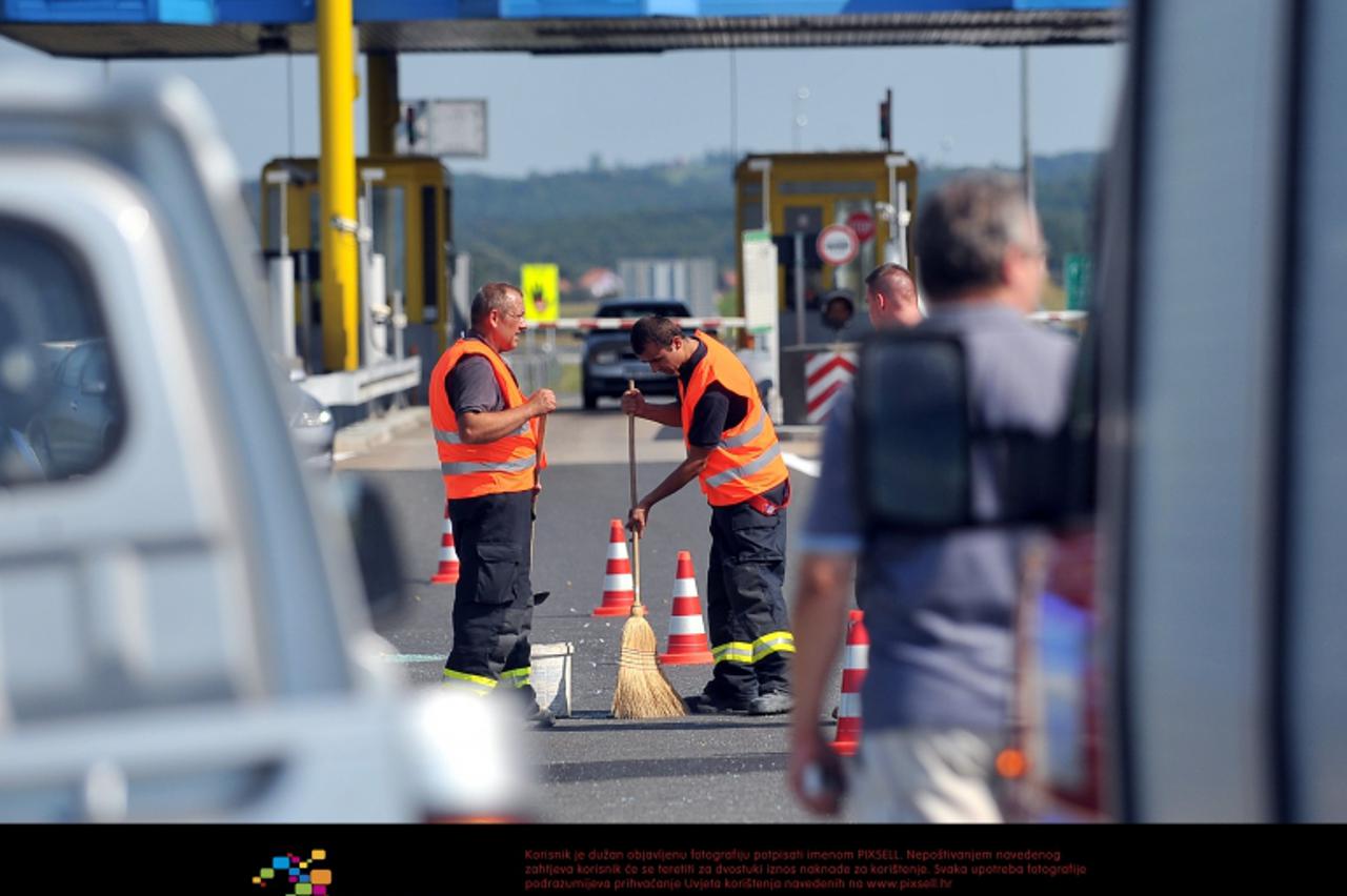 '31.08.2011., Gornji Kneginec -  Oko 14 sati  dogodila se laksa prometna nesreca na izlazu s autoceste za Varazdin. Nesreca se dogodila nakon sto su vozila prosla naplatne kucice Photo: Marko Jurinec/