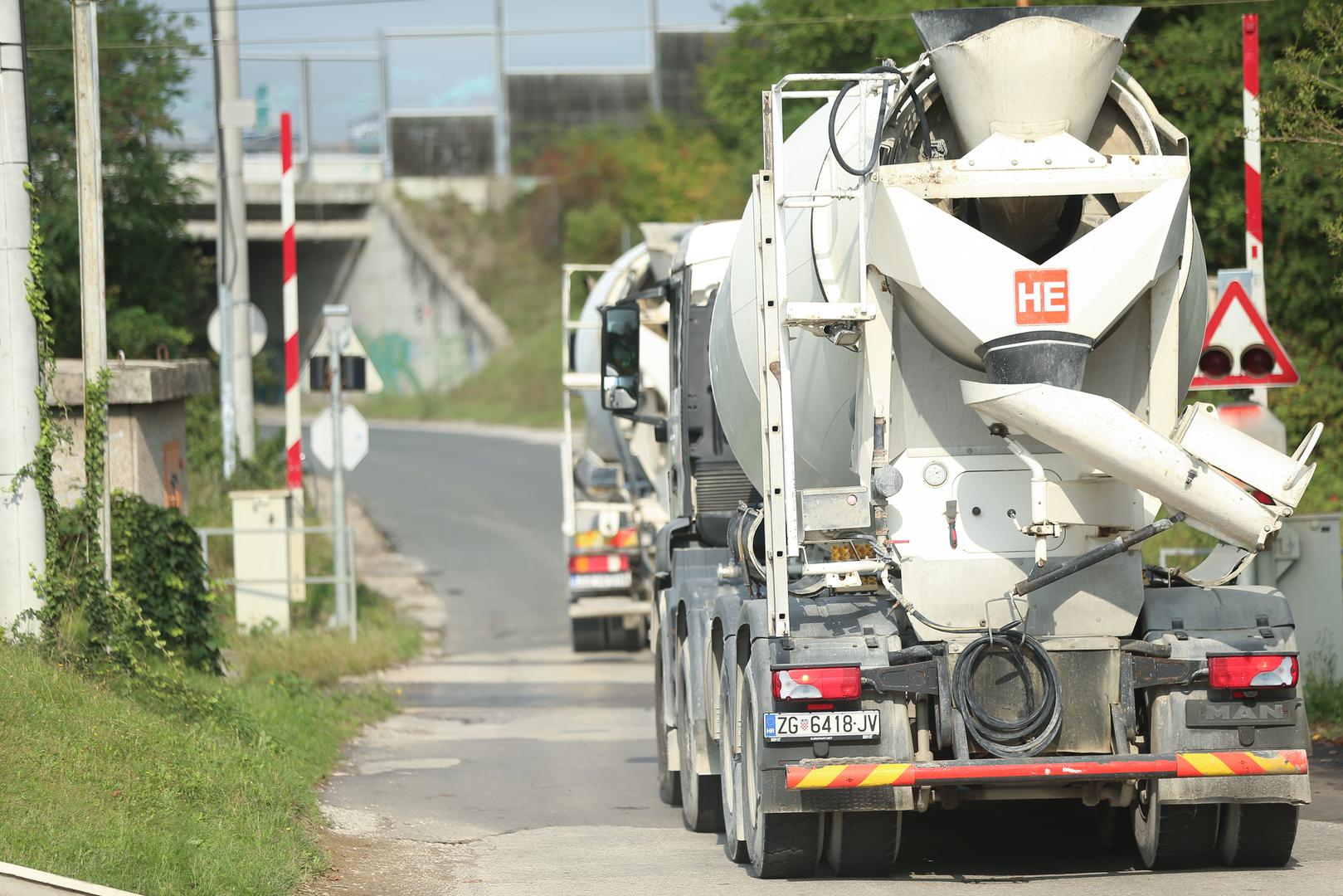 20.9.2024., Demerje - Zeljeznicki prijelaz za automobile gdje se sinoc oko 2 sata ujutro dogodila prometna nesreca u kojoj su sudjelovali osobni automobil te vlak. Photo: Luka Batelic/PIXSELL