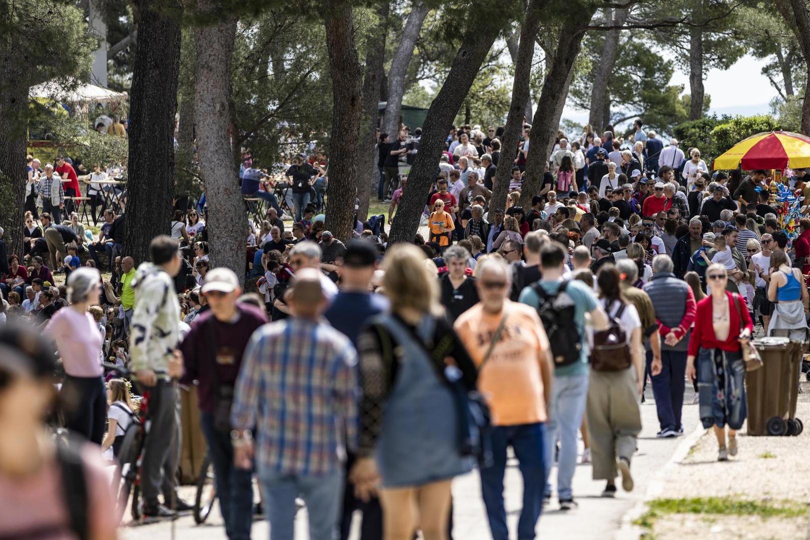 01.05.2023., Split - Podjela graha gradjanima na Marjanu povodom Praznika rada. Photo: Milan Sabic/PIXSELL