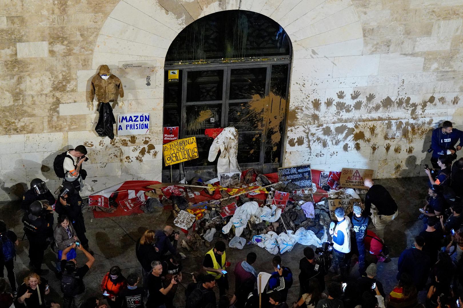 Members of the media work as people protest against the management of the emergency response to the deadly floods in eastern Spain, in Valencia, Spain, November 9, 2024. REUTERS/Ana Beltran REFILE - CORRECTING FROM "CIVIL GROUPS AND UNIONS" TO "PEOPLE". Photo: ANA BELTRAN/REUTERS