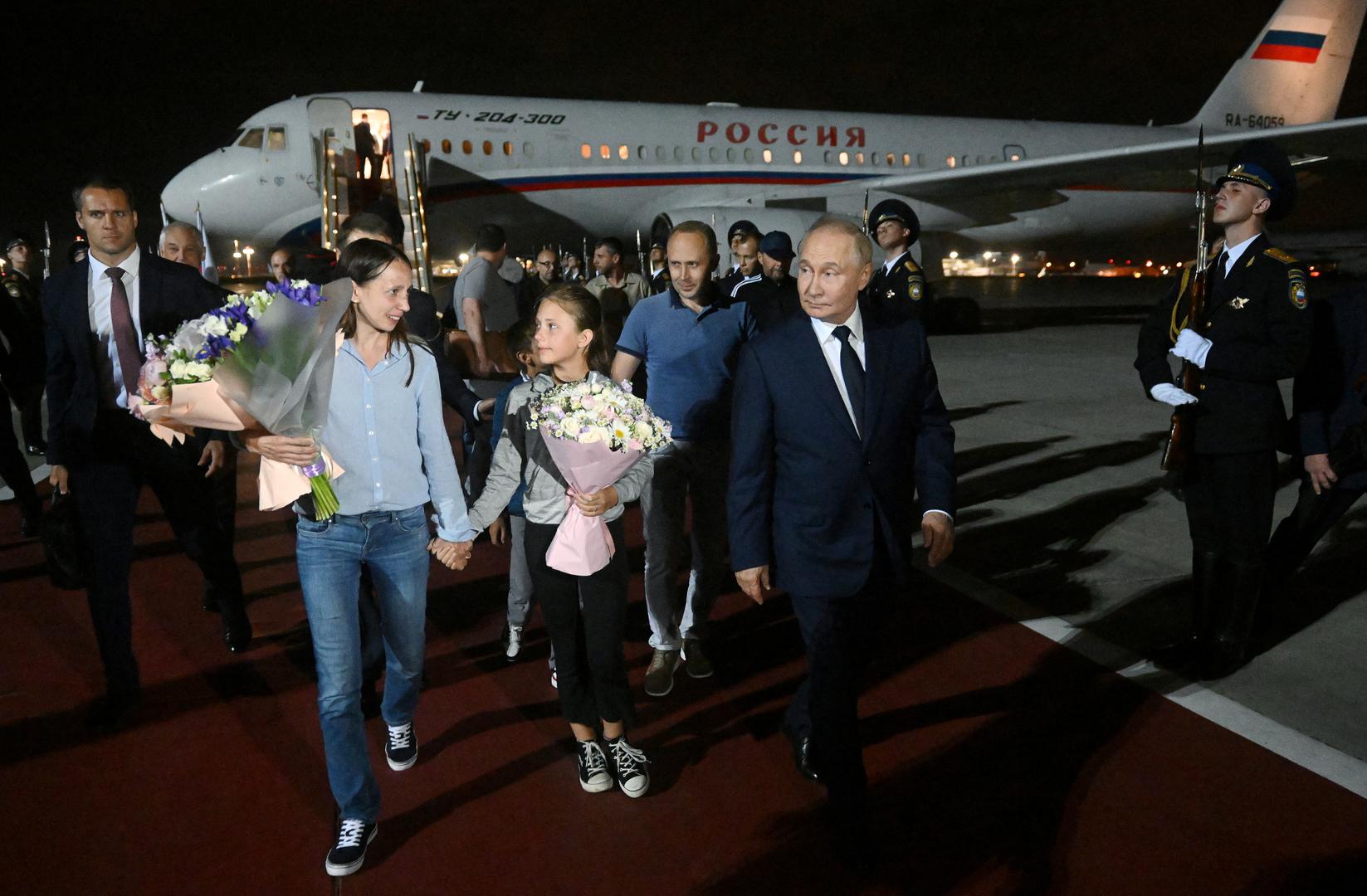 Russian President Vladimir Putin welcomes Russian nationals, including Artyom Dultsev, Anna Dultseva and their children, following a prisoner exchange between Russia with Western countries, during a ceremony at Vnukovo International Airport in Moscow, Russia August 1, 2024. Sputnik/Mikhail Voskresensky/Pool via REUTERS ATTENTION EDITORS - THIS IMAGE WAS PROVIDED BY A THIRD PARTY. Photo: MIKHAIL VOSKRESENSKY/REUTERS