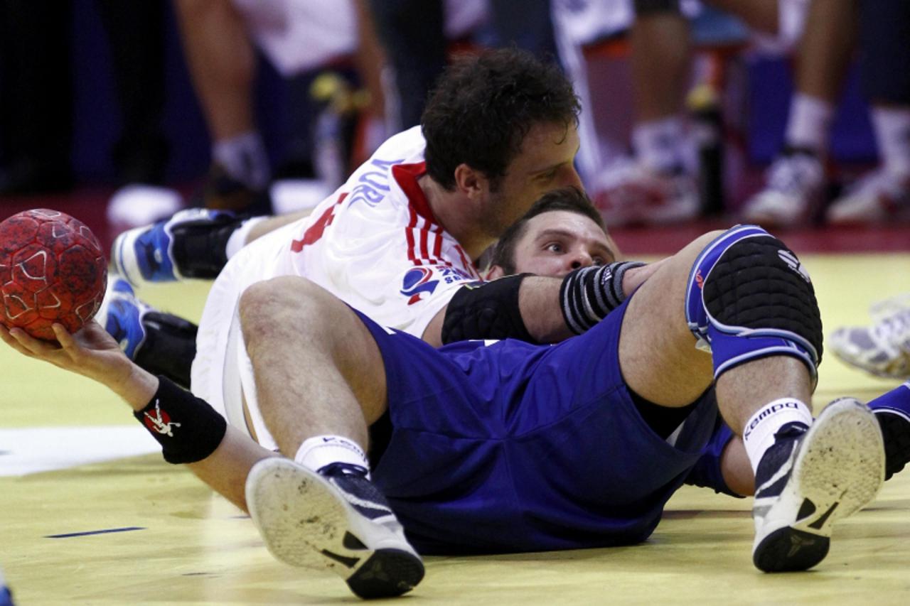 \'Iceland\'s Robert Gunnarsson (R) fights for the ball with Croatia\'s Igor Vori during their Men\'s European Handball Championship Group D match in Vrsac January 16, 2012.       REUTERS/Ivan Milutino