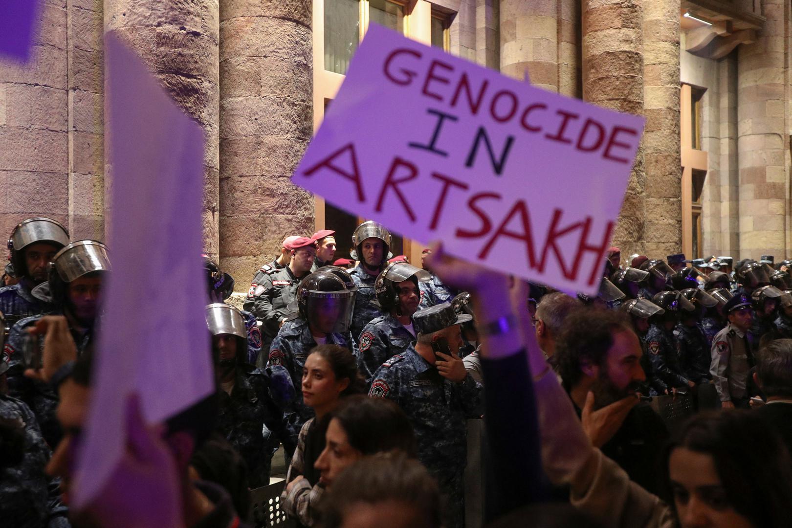 Protesters gather near the government building to support ethnic Armenians in Nagorno-Karabakh following Azerbaijani armed forces' offensive operation executed in the region, during a rally in Yerevan, Armenia, September 20, 2023. REUTERS/Irakli Gedenidze Photo: IRAKLI GEDENIDZE/REUTERS