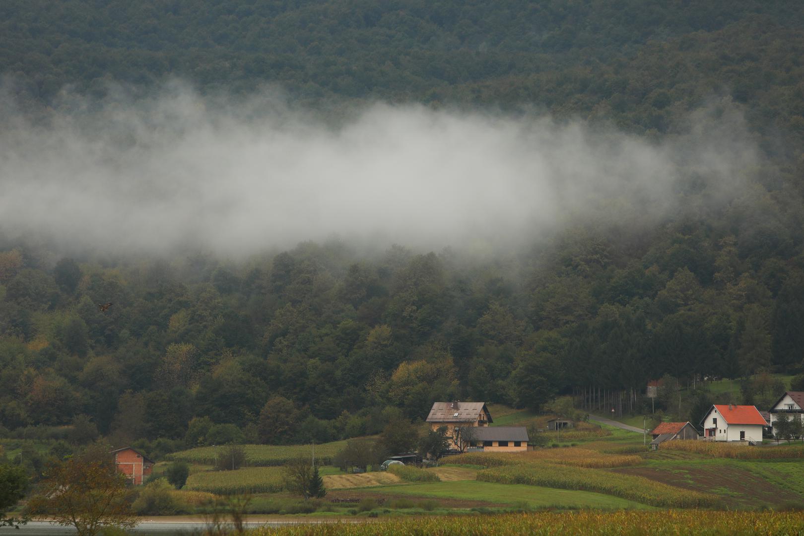 12.09.2024.,Ogulin - Najavljena promjena vremena zahvatila je Ogulin. Kisa, zahladenje i niski oblaci okovali su grad pod Klekom. Photo: Kristina Stedul Fabac/PIXSELL