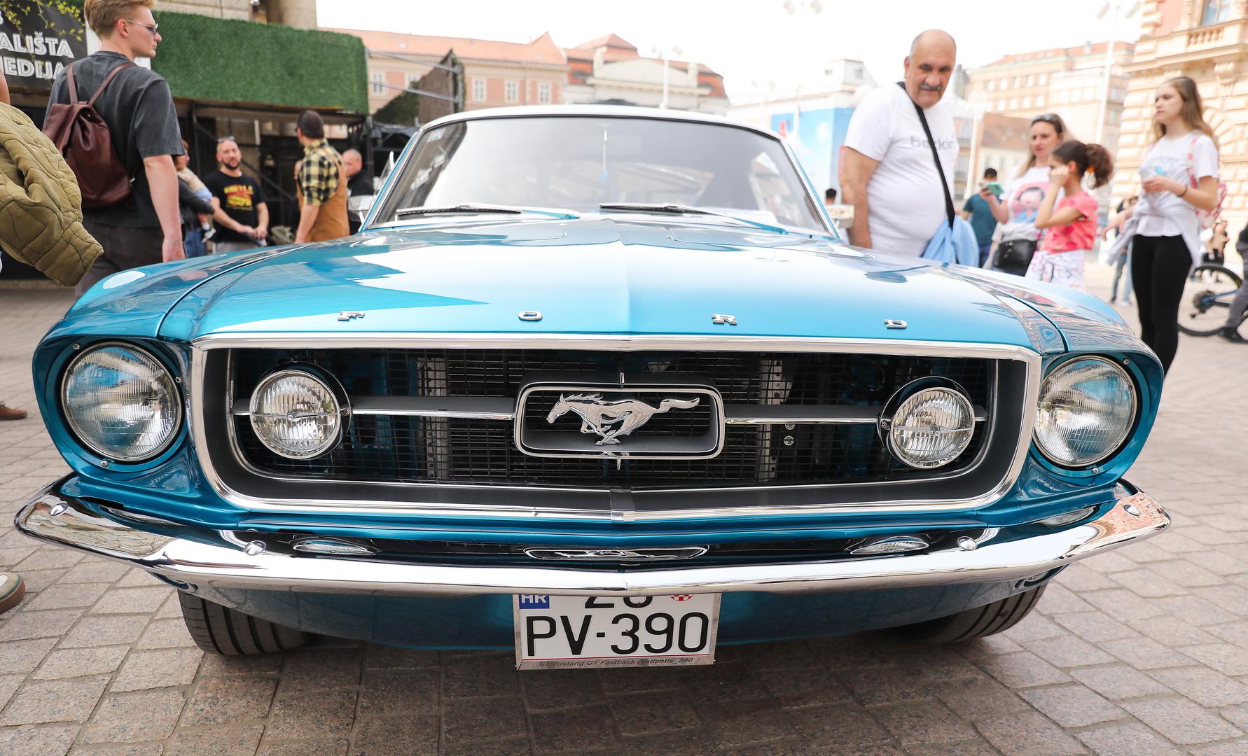 Tradicionalno, na Uskršnji ponedjeljak, održana je izložba oldtimera koja je i ove godine na Europskom trgu okupila zaljubljenike u popularne automobile, ali i brojne Zagrepčane i njihove goste. 

