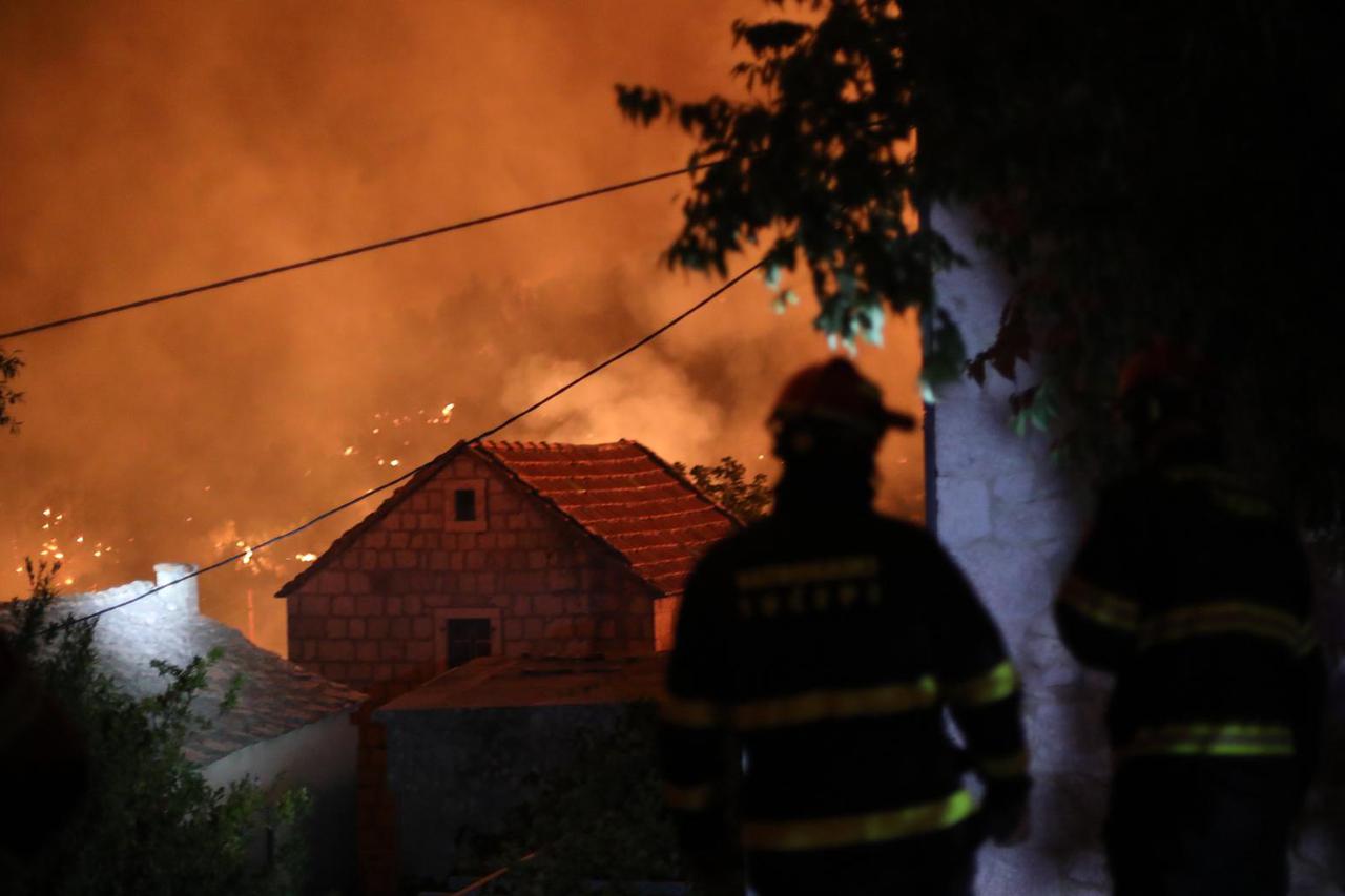 U Tučepima izbio veliki požar