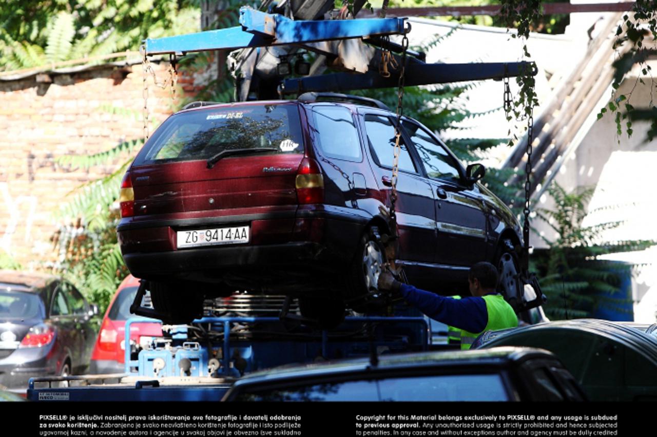 '28.09.2010.,Zagreb - Pauk sluzba Zagrebackog Holdinga za premjestaj krivo parkiranih vozila u Miramarskoj ulici. Photo: Zeljko Hladika/PIXSELL'