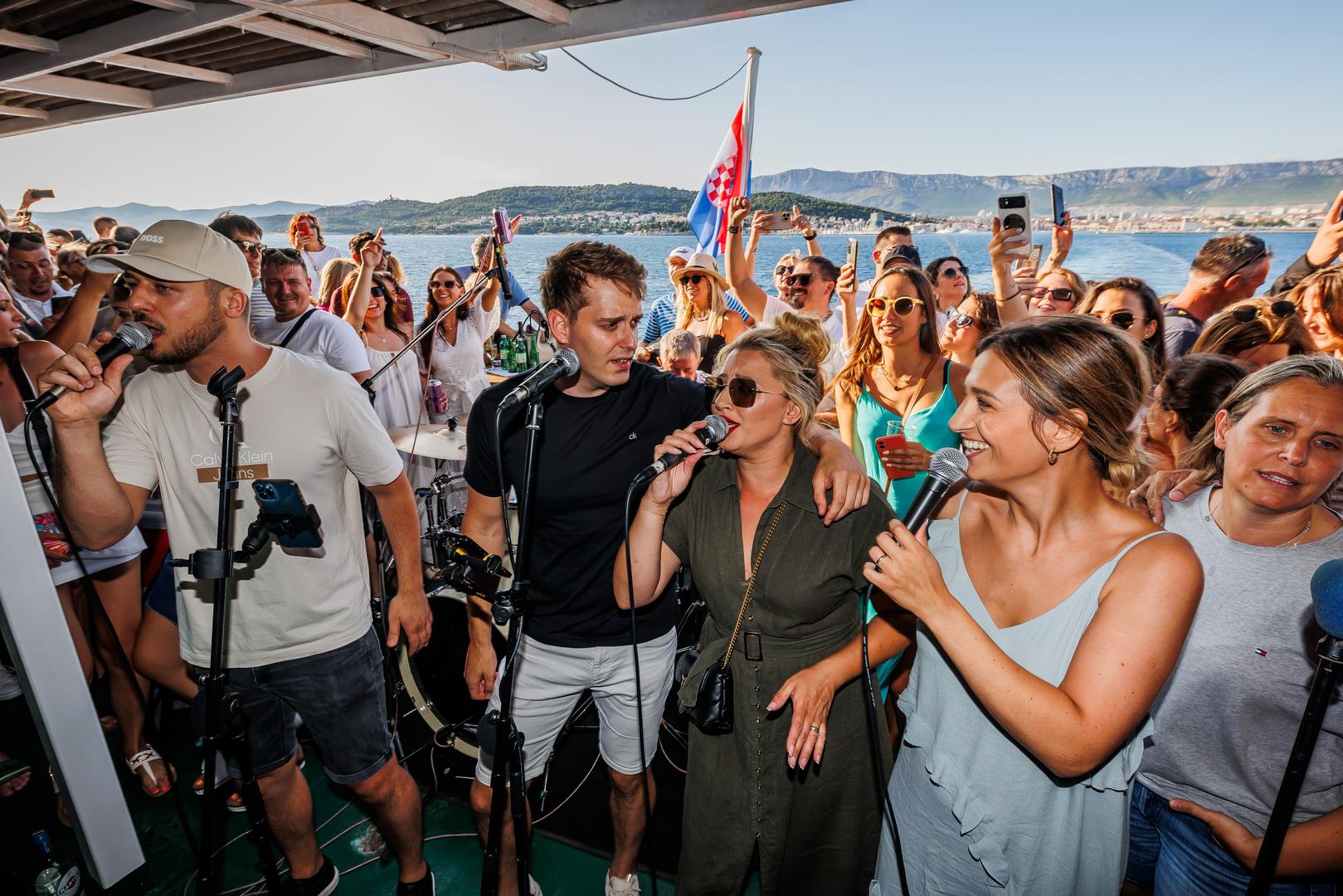 Vela Luka će na petu godišnjicu smrti Olivera Dragojevića, sada već tradicionalno ugostiti brojne glazbenike koji će u subotu, 29. srpnja pjevati njemu u čast na koncertu "Trag u beskraju" koji će prenositi i HRT.