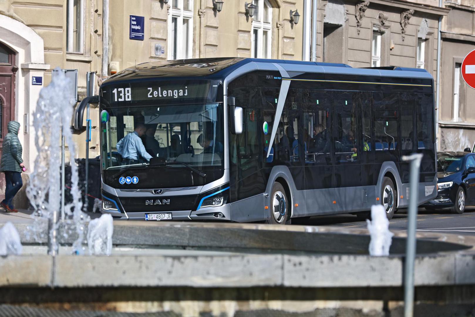 04.04.2023., Zagreb - Britanski trg. ZET testira elektricni autobus na liniji 138 za Zelengaj. Photo: Sanjin Strukic/PIXSELL