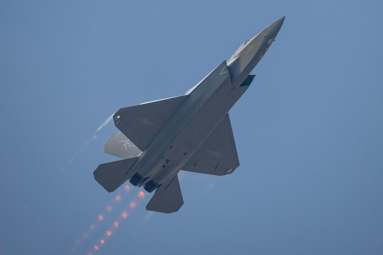 J-35A je lakši od postojećeg modela J-20 te je dizajnom sličniji američkom zrakoplovu F-35. 