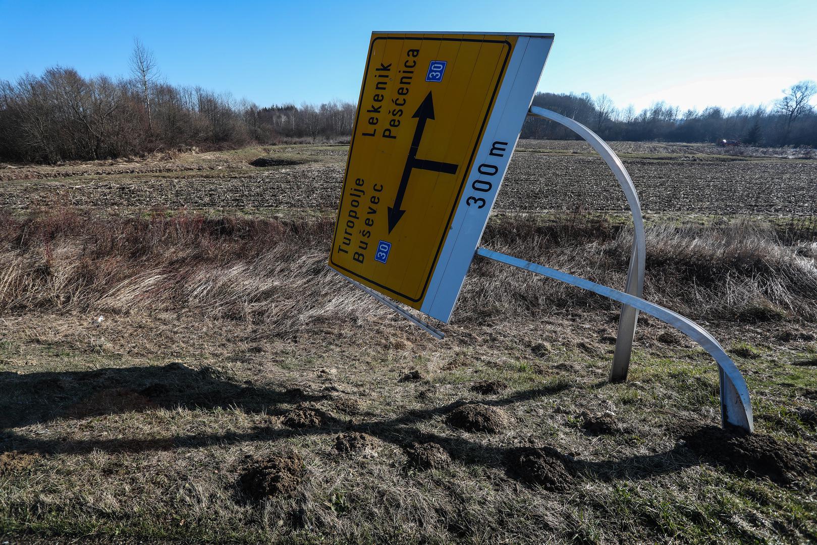 Naime, znak kod Buševca oštećen je tijekom nevremena 19. srpnja 2023. godine. Zbog jake oluje, metalni se znak savio. 