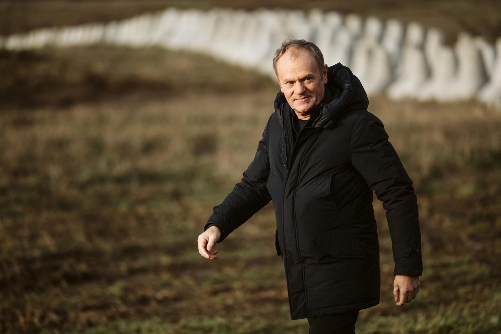 Dodao je kako želi da se Poljaci "osjećaju sigurnije duž cijele istočne granice." Tusk je također izjavio da će utvrde uključivati granicu Poljske s Ukrajinom, bliskim saveznikom, no nije ulazio u detalje.