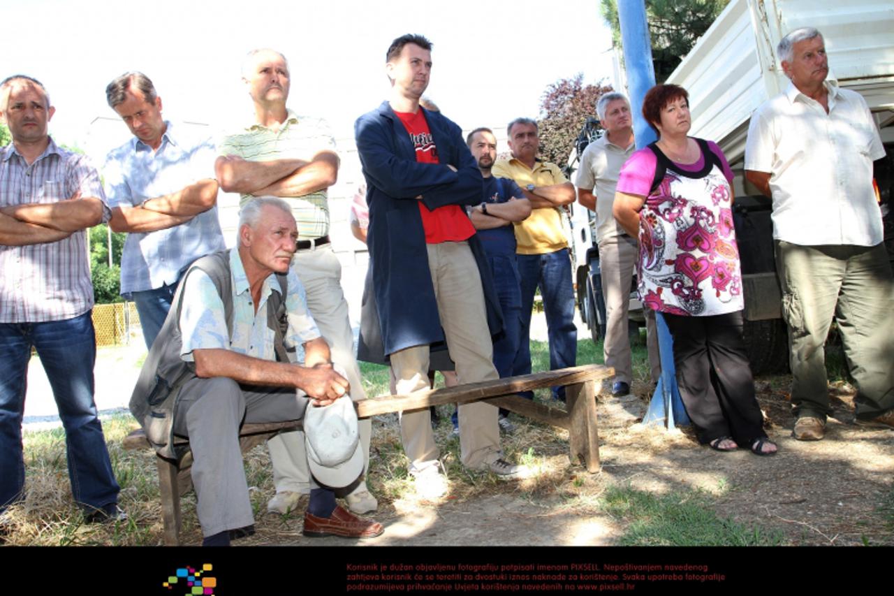 '10.07.2012., Karlovac - U gradskoj tvrtki Toplana odrzan sastanak sa radnicima tvrtke u kojoj je pokrenut stecaj. Predstavnica Grada  Karlovca Marija Jelkovac radnicima pricala o njihovim pravima.  P