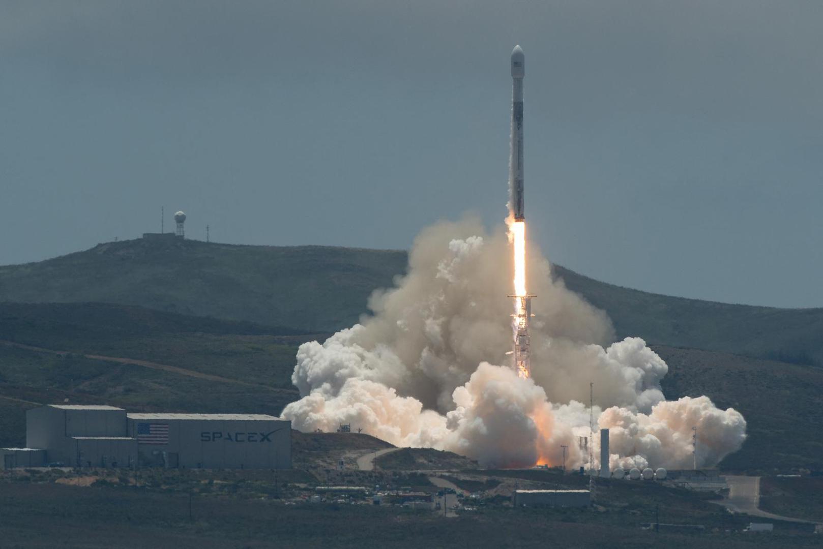 FILE PHOTO: A SpaceX Falcon 9 rocket lifts off carrying the NASA/German Research Centre for Geosciences GRACE Follow-On spacecraft from Space Launch Complex 4E at Vandenberg Air Force Base, California, U.S., May 22, 2018.     NASA/Bill Ingalls/Handout via REUTERS ATTENTION EDITORS - THIS IMAGE WAS PROVIDED BY A THIRD PARTY.  MANDATORY CREDIT/File Photo Photo: NASA/REUTERS