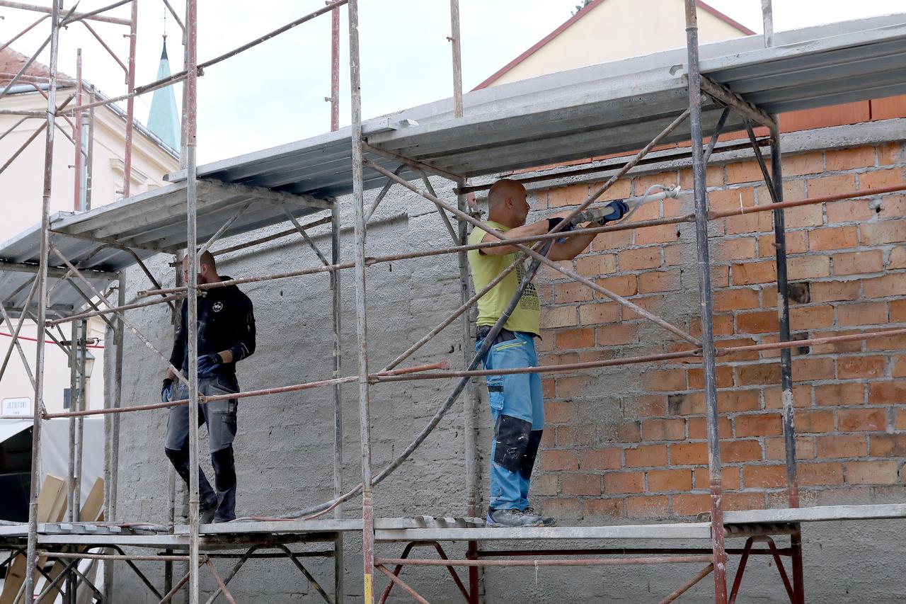 Zagreb: Žbuka se novoizgrađeni zid koji okružuje dvorište gimnazije Tituša Brezovačkog 