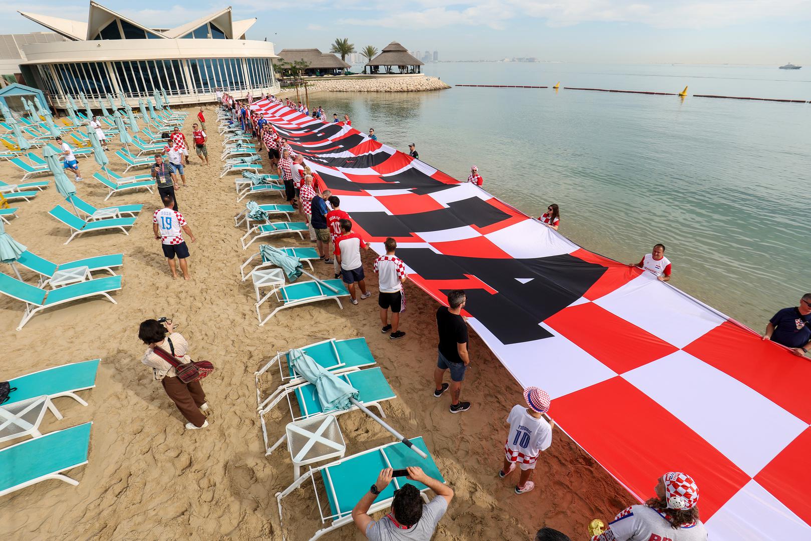 01.12.2022., Doha, Katar - FIFA Svjetsko prvenstvo Katar 2022. Navijaci hrvatske razvili su zastavu dugacku 200m na plazi ispred hotela Hilton Doha kako bi dali podrsku reprezentaciji pred utakmicu treceg kola protiv Belgije. Photo: Igor Kralj/PIXSELL