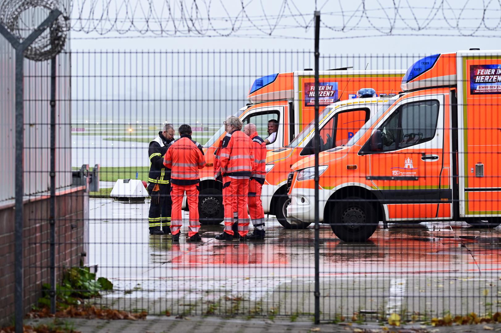 09 October 2023, Hamburg: Emergency personnel from the fire department stand at Hamburg Airport. Flight operations at Hamburg Airport, which were suspended due to a threat of an attack on an Iranian aircraft from Tehran, have resumed. Photo: Jonas Walzberg/dpa Photo: Jonas Walzberg/DPA