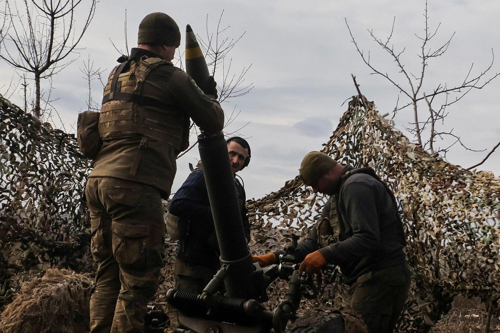 FILE PHOTO: Ukrainian service members load a shell to a mortar before firing towards Russian troops outside the frontline town of Bakhmut, amid Russia's attack on Ukraine, in Donetsk region, Ukraine March 6, 2023. Radio Free Europe/Radio Liberty/Serhii Nuzhnenko via REUTERS THIS IMAGE HAS BEEN SUPPLIED BY A THIRD PARTY./File Photo Photo: RFE/RL/SERHII NUZHNENKO/REUTERS