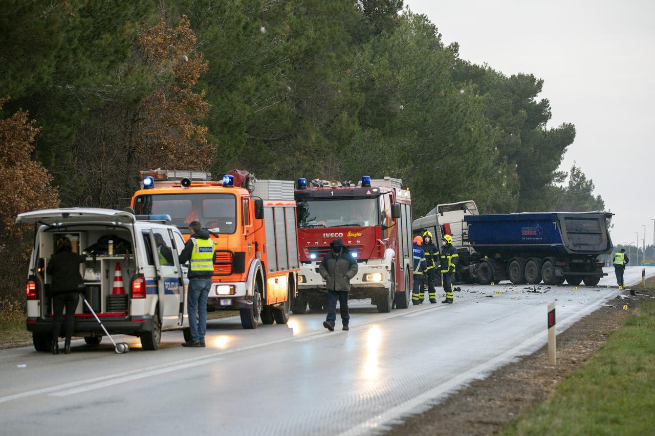 U sudaru kamiona i automobila nedaleko Pule jedna je osoba poginula