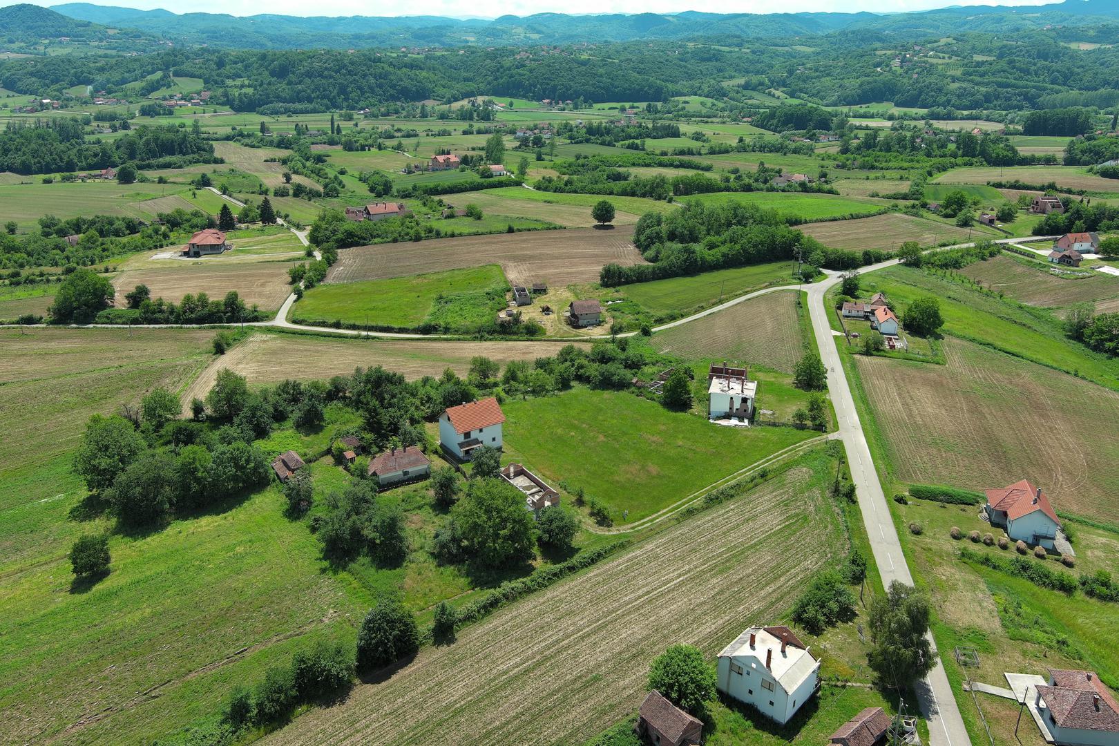 29.05.2024., Gornje Nedeljice, Loznica (Srbija) - Stanovnici Gornjih Nedeljica godinama se bore protiv geoloskih istrazivanja kompanije Rio Tinto koja u njihovom selu planira da otvori rudnik litijuma. Stanovnici izrazavaju svoju zabrinutost zbog rudarskih aktivnosti koje ugrozavaju njihove izvore vode i prirodno okruzenje. Ove ekoloske nevolje podstakle su mjestane na organizaciju i borbu za ocuvanje svojih prirodnih resursa a zbog cega su u Srbiji prije nekoliko godina mjesecima trajali veliki ulicni prosvjedi nakon cega je Vlada Srbije stopirala cijeli projekat. Ipak, nakon posljednjih izbora predsjednik Srbije Aleksandar Vucic je nagovijestio nastavak ovog projekta. Nebojsa Petkovic, stanovnik Gornjih Nedeljica i aktivista eko udruzenja "Ne damo Jadar" godinama se sa svojim komsijama i aktivistima bori protiv ovog projekta i to je jedan od najjacih ekoloskih pokreta u svijetu posljednih godina i trenutno je ovaj projekat Rio Tinta u dolini rijeke Jadar, inace trenutno najveci planirani svjetski projekat iskopavanja litijuma, stopiran upravo zahvaljujuci aktivizmu i masovnim prosvjedima sirom Srbije.
Photo: Dejan Rakita/Pixsell Photo: Dejan Rakita/PIXSELL